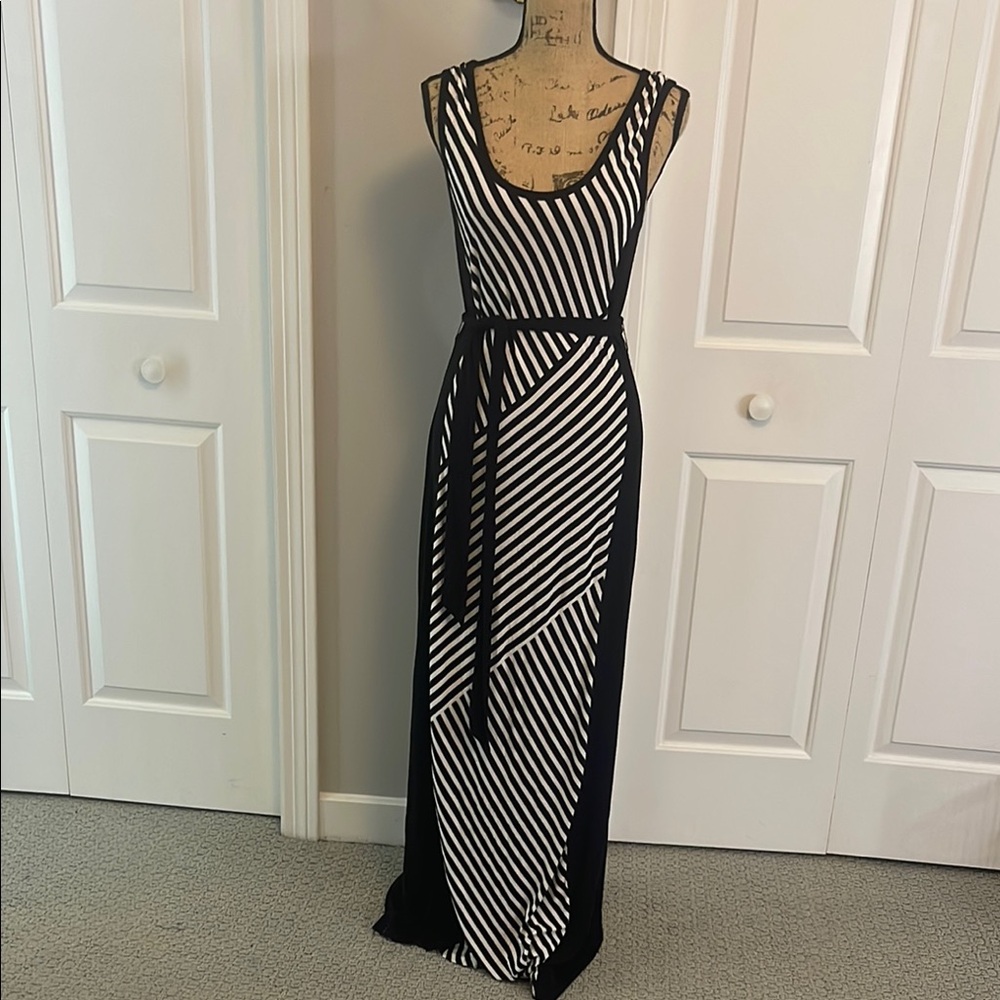 Ann Taylor Black Maxi Sheath Dress with Scoop Neck and Sleeveless Design